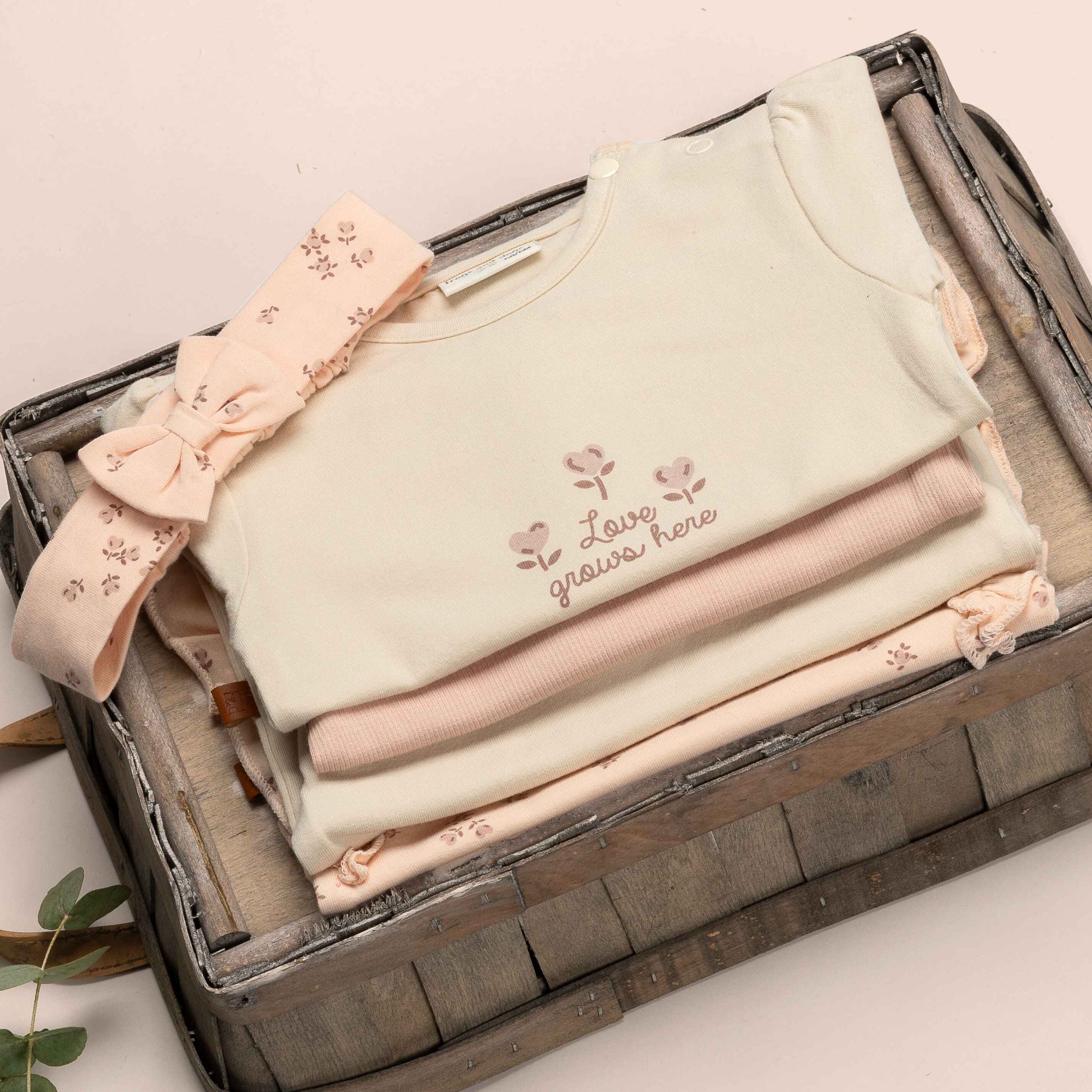 T-shirt Love Grows Here | Sheer Pink